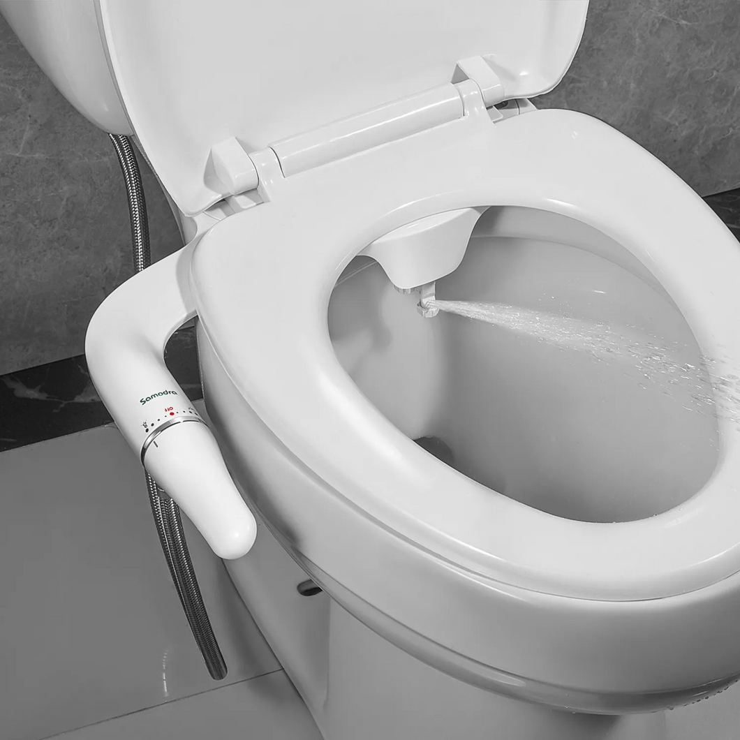 SAMODRA WC Bidet Ultra-Slim, eine WC-Sitzbefestigung mit Messingeinlass und einstellbarem Wasserdruck für eine hygienische Dusche im Badezimmer.
