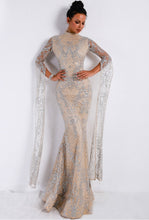 Lade das Bild in den Galerie-Viewer, High Neck Evening Gown
