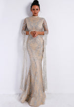 Lade das Bild in den Galerie-Viewer, High Neck Evening Gown
