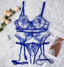 Lade das Bild in den Galerie-Viewer, Embroidered Lace Three Point Belt Hollowed Out Temptation Set
