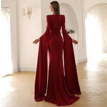 Lade das Bild in den Galerie-Viewer, Chloe Long Sleeve Gown
