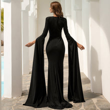 Lade das Bild in den Galerie-Viewer, Chloe Long Sleeve Gown
