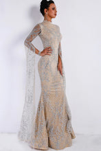 Lade das Bild in den Galerie-Viewer, High Neck Evening Gown
